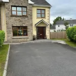 Near The River Shannon Apartment *