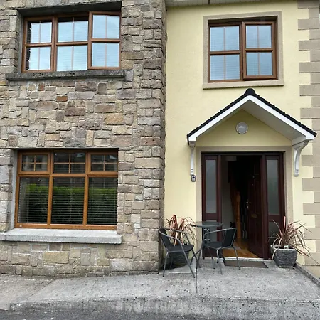 Near The River Shannon شقة